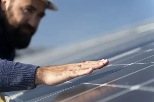 O carieră sigură și bine plătită în energia viitorului: instalator sisteme fotovoltaice